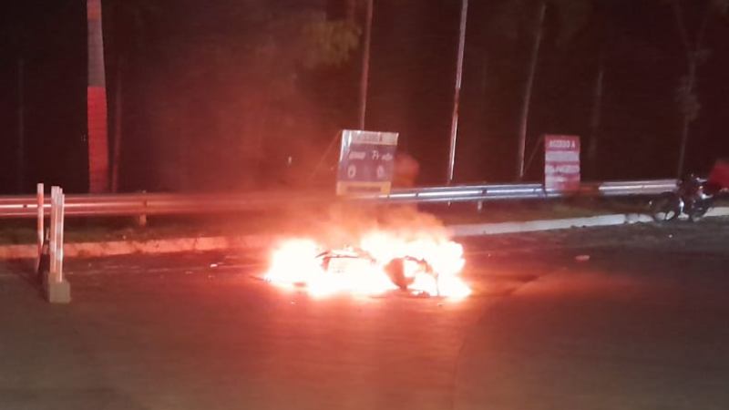 La motocicleta fue consumida por el fuego a un 100%. Foto EDH / Cortesía Cruz Verde.