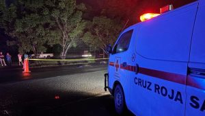 La ambulancia se quedó en el lugar, luego que los socorristas intentaran auxiliar al peatón. Foto EDH / Cortesía.