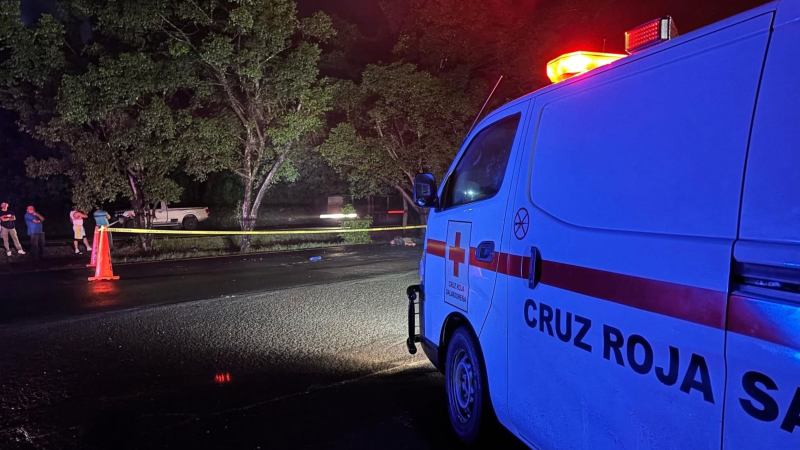 La ambulancia se quedó en el lugar, luego que los  socorristas intentaran auxiliar al peatón. Foto EDH / Cortesía.