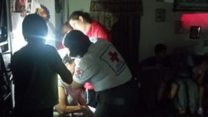 Socorristas auxiliaron a la adulta mayor que resultó con lesiones leves tras la caída de un árbol. Foto EDH / Cortesía Cruz Roja Salvadoreña.