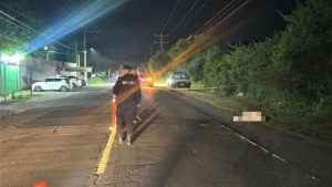 El cuerpo sin vida quedó tendido a un costado de la carretera. Foto EDH / Cortesía PNC.