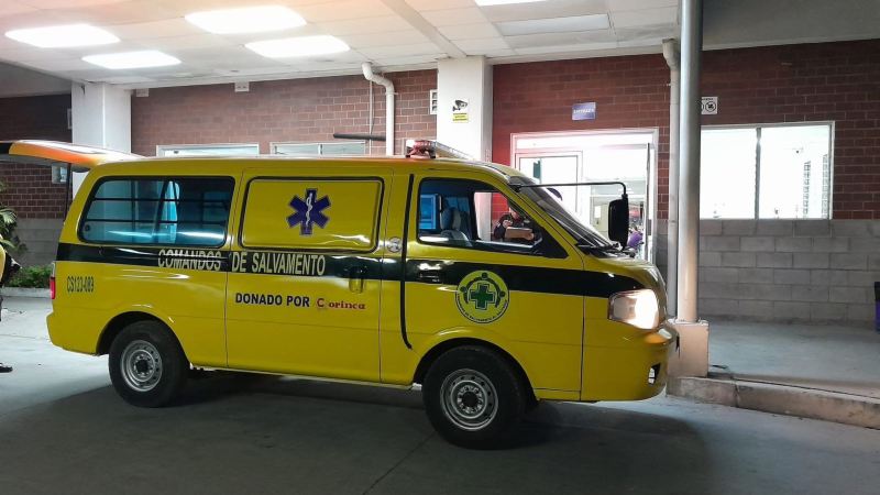 La unidad de Comandos de Salvamento trasladó a las tres personas lesionadas por el accidente de tránsito. Foto EDH / Cortesía.