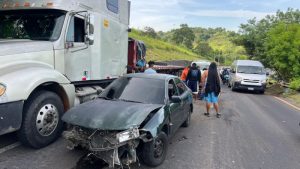 Una rastra impactó a un carro sedán cuando se había accidentado en la carretera de Oro. Foto EDH / Cortesía Cruz Verde Slavadoreña.