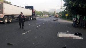 Autoridades de la PNC, custodia en investigan en la escena con una persona fallecida. Foto EDH / Cortesía PNC.