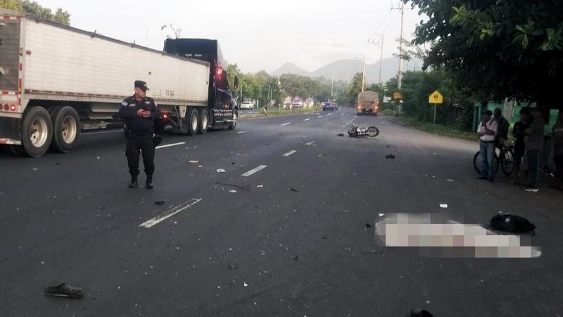 Autoridades de la PNC, custodia en investigan en la escena con una persona fallecida. Foto EDH / Cortesía PNC.