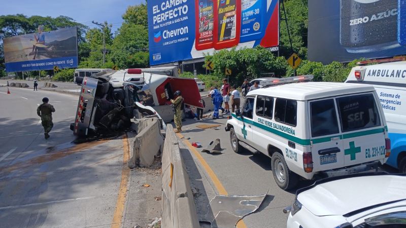 Una persona con lesiones leves fue atendida en el lugar de los hechos. Foto EDH / Cortesía Cruz Verde Salvadoreña.