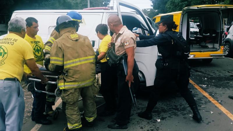 Equipos de primera respuesta realizan labores para rescatar a una persona atrapada en los hierros retorcidos. Foto EDH / Cortesía PNC.