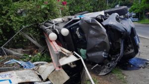 El pick up quedó completamente dañado luego de choque. Foto EDH / Cortesía PNC.