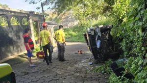 El pick up quedó volcado, tras la caída. Foto EDH / Cortesía Comandos de Salvamento.