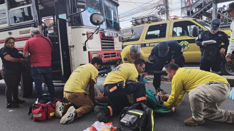 Socorristas realizaron maniobras para poder estabilizar a los pacientes y trasladarlos a un hospital. Foto EDH / Cortesía Comandos de Salvamento.