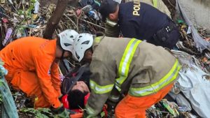 El hombre fue llevado hasta la superficie y luego fue trasladado al hospital. Foto EDH / Cortesía PNC.