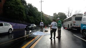 Socorristas intentaron auxiliar al motociclista, per ya no tenía signos vitales. Foto EDH / Cortesía Cruz Verde Salvadoreña.