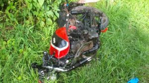 La motocicleta quedó dañada tras el choque con el camión. Foto EDH / Cortesía Comandos de Salvamento.