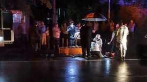 Socorristas realizan maniobras para poder salvar a las menores de edad. Una de ellas falleció en el lugar y otra murió en el hospital. Foto EDH / Cortesía Cruz Verde Salvadoreña.