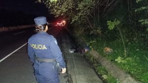 Agentes policiales procesan la escena en donde una persona murió luego de ser atropellada. Foto EDH / Cortesía PNC.
