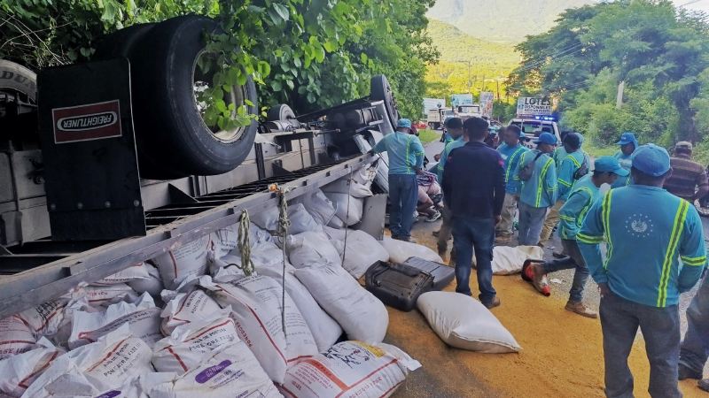 El concentrado para aves quedó regado en la carretera luego de que la rastra diera vuelta. Foto EDH / Cortesía PNC.