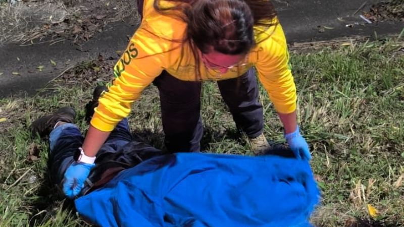 El cuerpo sin vida fue cubierto. El joven murió luego de haber sido atropellada. Foto EDH / Cortesía Comandos de Salvamento.