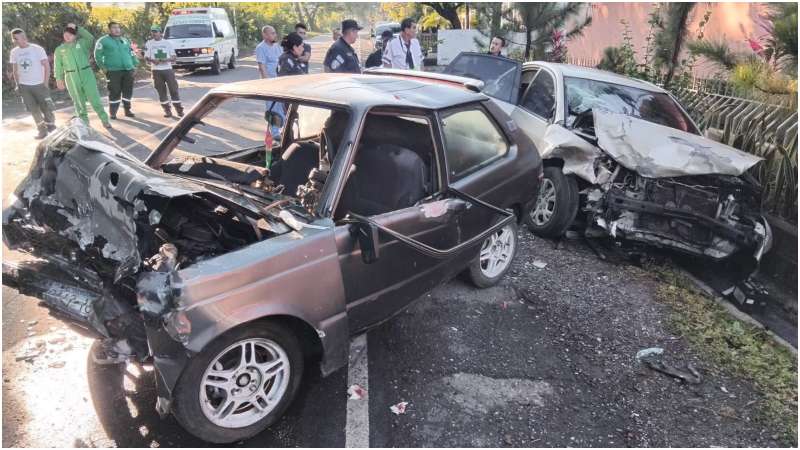 El conductor de uno de los carros murió en el hospital. Foto / Cortesía
