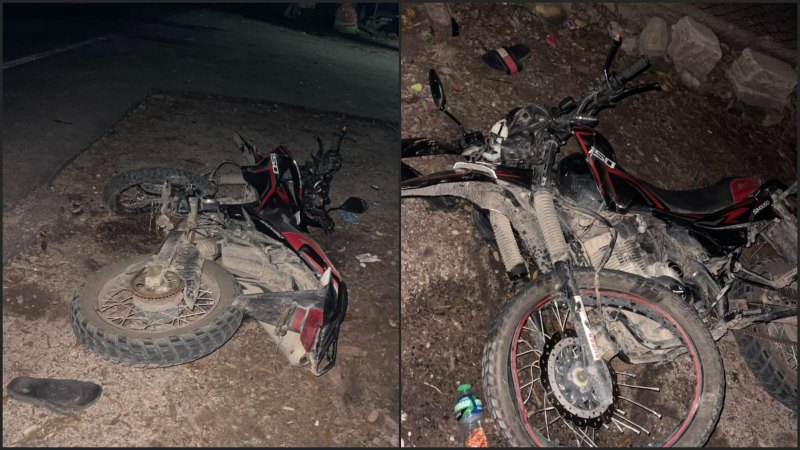 La moto en la que viajaban los lesionados terminó fuera de la calzada. Foto: Cortesía