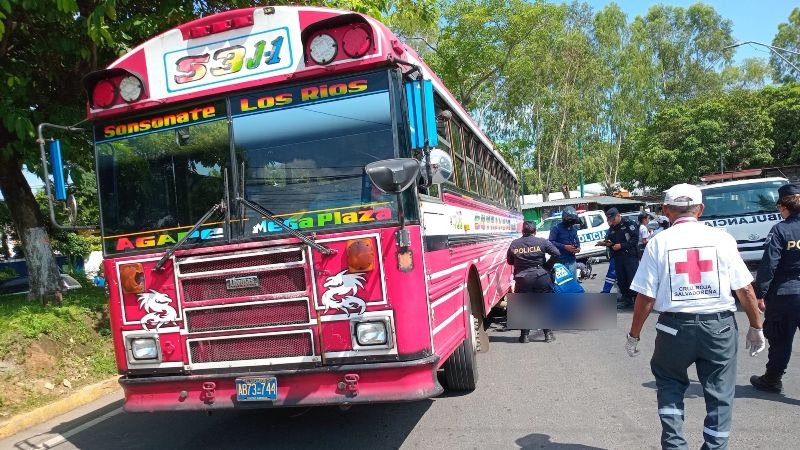 La víctima trabajaba como gestora de cobros, según reportes del accidente. Foto: Cruz Roja Sonsonate