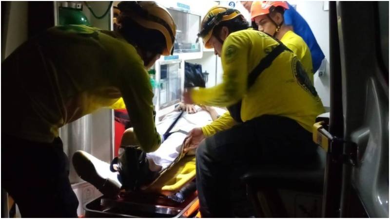 Momento en que una de las víctimas es atendida por los socorristas. Foto / Cortesía Comandos