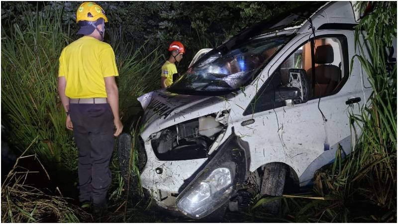 Así quedó la ambulancia tras el choque. Foto / Cortesía Comandos de Salvamento