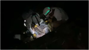 El adulto mayor fue atendido por los socorristas. Foto / Cruz Verde