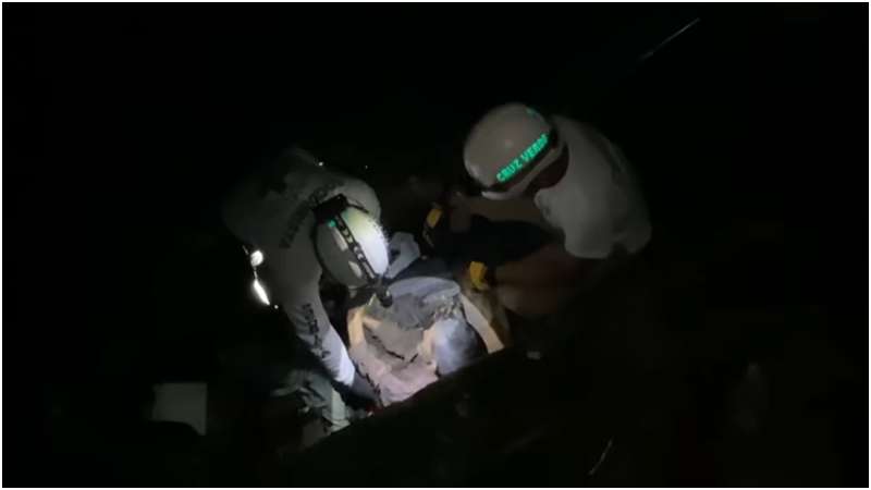 Con equipo de rescate vertical tuvo que ser sacada la víctima de 80 años. Foto / Cruz Verde