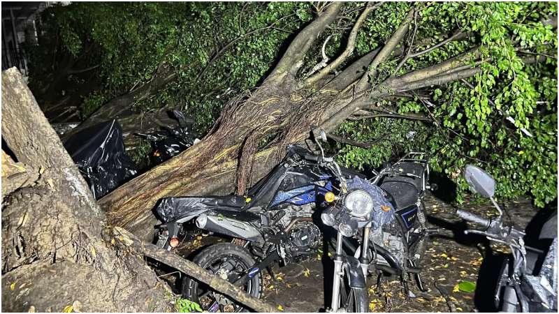 Las motos que se encontraban en el parqueo también resultaron con daños. Foto / Cortesía 