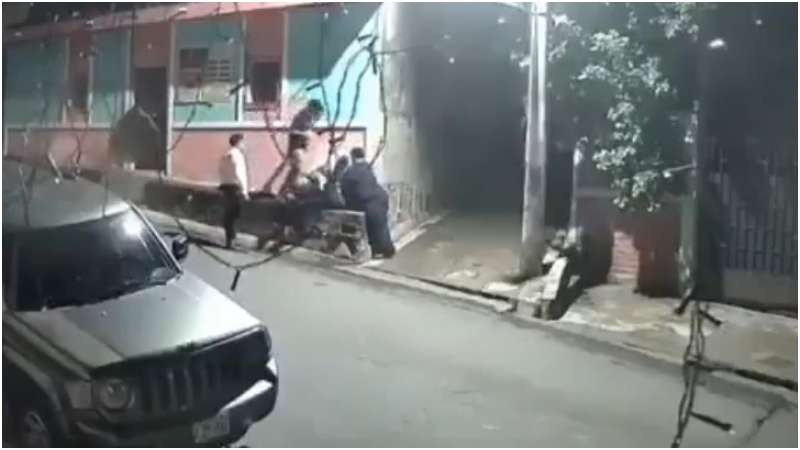 La víctima se encontraba sentada en la acera cuando fue interceptada. Foto / Cortesía 