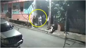 Momento en que los hombres agreden a la víctima. Foto / Cortesía