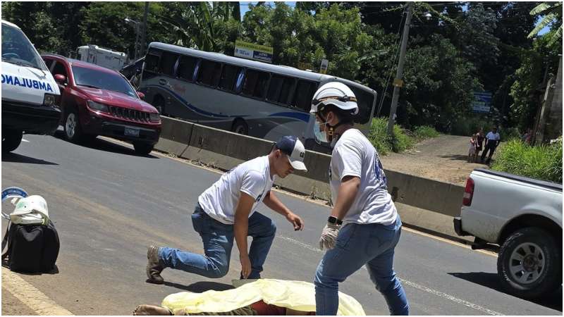 Momento en que los socorristas tapan el cuerpo. Foto / Cortesía Cruz Blanca 
