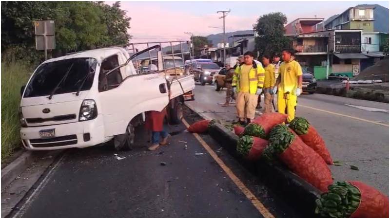 Los sacos con chiles quedaron regados en un carril. Foto / Cortesía Comandos de Salvamento