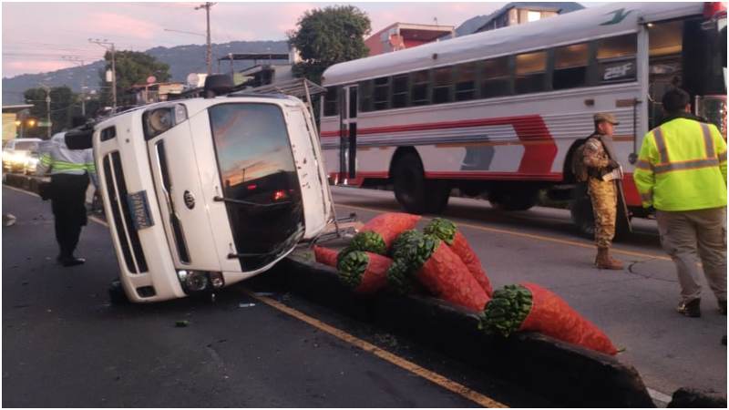 Así quedó el camioncito tras impactar con los separadores. Foto / Cortesía Comandos de Salvamento