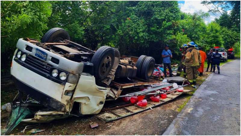 El conductor resultó ileso, pero el acompañante terminó con varias heridas. Foto / Cortesía PNC
