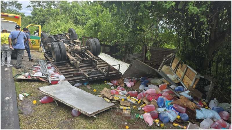 Así quedó el vehículo tras el vuelco en la carretera. Foto / Cortesía