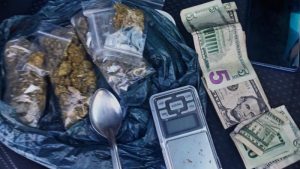 La marihuana se encontraba embolsada junto a una balanza y dinero en efectivo. Foto EDH / Cortesía PNC.