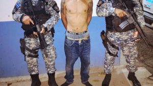 La PNC informó que capturaron a un homeboy de la pandilla MS13, capturado en la colonia Montreal, calle Las Palmeras, Santa Ana Centro. Foto EDH / Cortesía PNC.