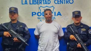 El presunto pandillero del Barrio 18, Germán Sibrian R. fue capturado en San Juan Opico, La Libertad Centro. Foto EDH / Cortesía PNC.