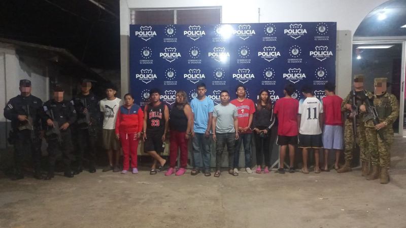 Las once personas fueron detenidas en Ahuachapán. Foto EDH / Cortesía.