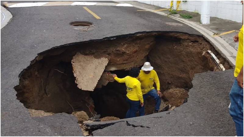 Trabajadores dentro del hundimiento. Foto / Cortesía MOPT