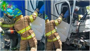 Momento en que la víctima es rescatada por los bomberos. Foto / Cortesía Cruz Verde