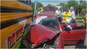 Así quedó el carro en que viajaban las víctimas tras el impacto. Foto / Cortesía Comandos