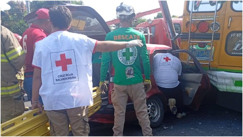 Socorristas de diferentes instituciones se unieron para liberar a una víctimas. Foto / Cortesía Cruz Roja