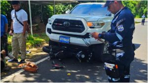 Así quedó la moto tras el impacto. Foto / Cortesía