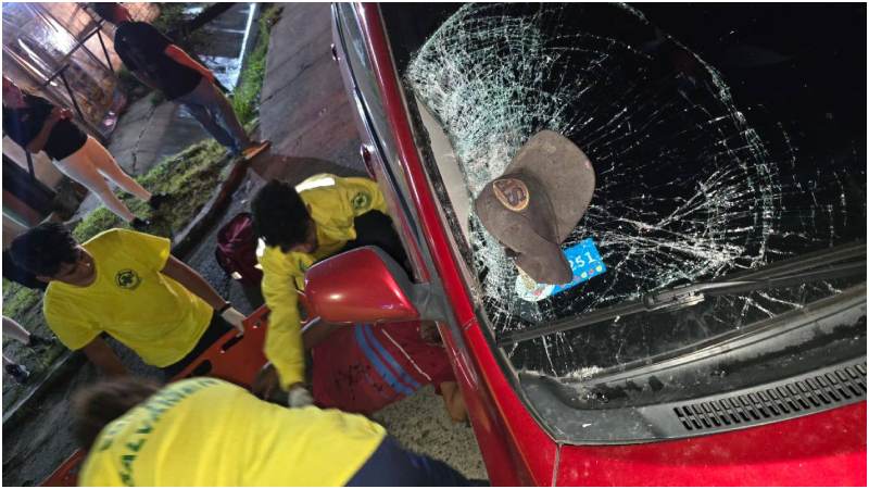 Así quedó el parabrisas tras el fuerte impacto. Foto / Cortesía Comandos. 