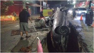 Así quedó el vehículo tras caer a la canaleta. Foto / Cortesía Comandos