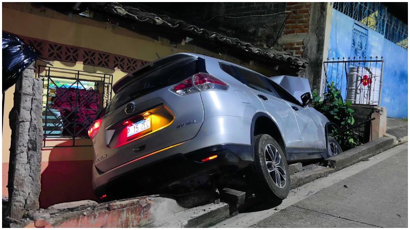 Así quedó la camioneta en que viajaba el joven de 27 años. Foto / Cortesía PNC