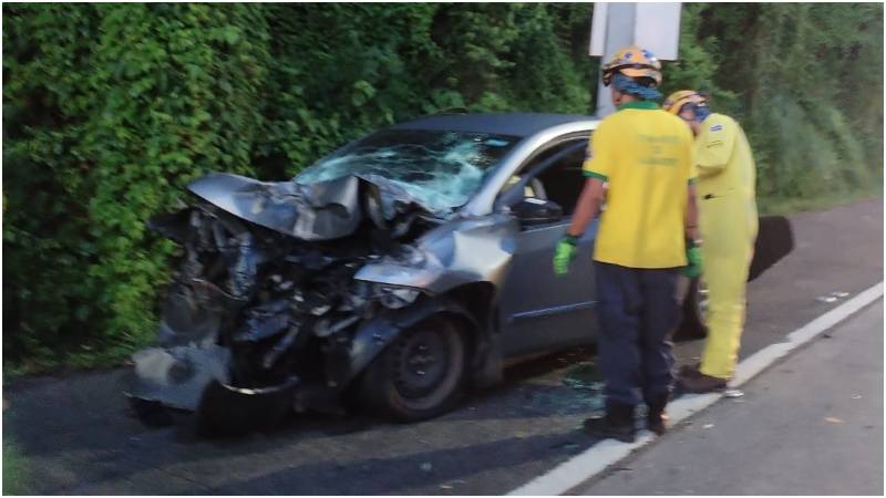 Así quedó el vehículo en que se conducía la víctima. Foto / Cortesía Comandos de Salvamento