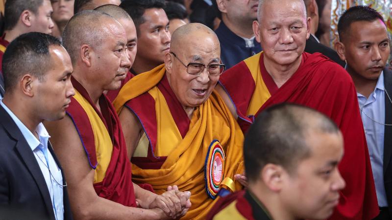 El líder espiritual tibetano, el Dalai Lama (C), asiste a una ceremonia de oración para celebrar su 90 cumpleaños en el Templo Principal Tibetano en McLeod Ganj, cerca de Dharamsala, el 6 de julio de 2025.  / 